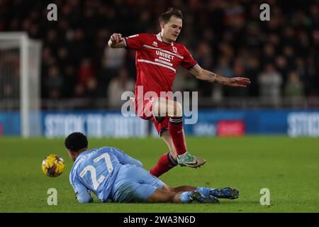 Middlesbrough am Montag, 1. Januar 2024. Lukas Engel von Middlesbrough in Aktion mit Coventry City's Milan van Ewijk während des Sky Bet Championship Matches zwischen Middlesbrough und Coventry City im Riverside Stadium, Middlesbrough am Montag, 1. Januar 2024. (Foto: Mark Fletcher | MI News) Credit: MI News & Sport /Alamy Live News Stockfoto