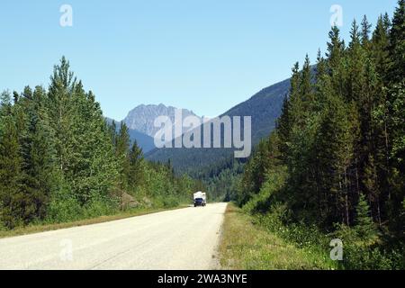 Enge, fast verkehrsfreie Straße führt durch zerklüftete Berglandschaften, Wildnis, Stewart Cassiar Highway, British Columbia, Kanada, Nordamerika Stockfoto