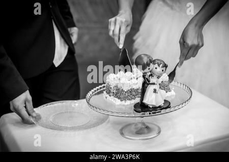 Detail der Puppen auf der Hochzeitstorte, traditionelle Zeremonie, Braut und Bräutigam schneiden den Kuchen Stockfoto