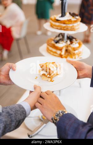 Detail der Puppen auf der Hochzeitstorte, traditionelle Zeremonie, Braut und Bräutigam mit dem Schnittkuchen Stockfoto