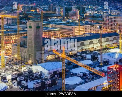 Hauptbahnhof, Baustelle Stuttgart 21, Bonatz-Gebäude und Stationsturm. Die neue Durchgangsstation wird hier gebaut. Nachtaufnahme, Luftaufnahme VI Stockfoto