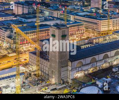 Hauptbahnhof, Baustelle Stuttgart 21, Bonatz-Gebäude und Stationsturm. Die neue Durchgangsstation wird hier gebaut. Nachtaufnahme, Luftaufnahme VI Stockfoto