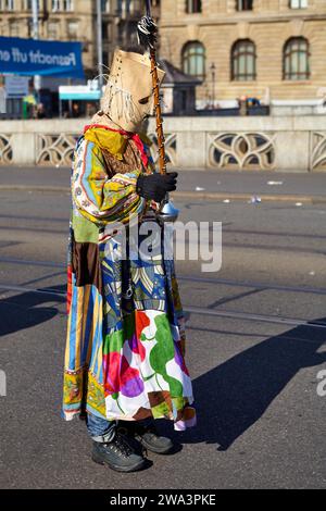 Fasnächtler auf der Mittleren Brücke vor dem cortege der Basler Fasnacht in Basel, Kanton Basel-Stadt, Schweiz Stockfoto