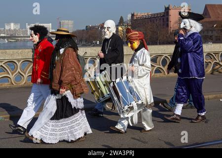 Fasnächtler auf der Mittleren Brücke vor dem cortege der Basler Fasnacht in Basel, Kanton Basel-Stadt, Schweiz Stockfoto