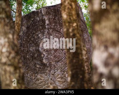 Quintana Roo, Mexiko - 1. November 2023 - maya-Hieroglyphen in einer Steinplatte im chankanaab Beach Adventure Park in san miguel de cozumel, quintana RO Stockfoto