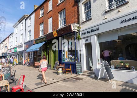 Bridport Stadtzentrum, Geschäfte und Geschäfte auf der East Street, Friseur und Cafés, Dorset, sonniger Herbsttag, England, 2023 Stockfoto