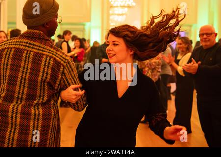 Die Neujahrsfeier, Edinburghs erste und originelle Hogmanay-Party, kehrt am 31. Dezember in den berühmten Assembly Room zurück © Chantal Guevara. Alle Rechte vorbehalten. Stockfoto