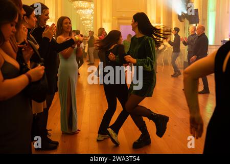 Die Neujahrsfeier, Edinburghs erste und originelle Hogmanay-Party, kehrt am 31. Dezember in den berühmten Assembly Room zurück © Chantal Guevara. Alle Rechte vorbehalten. Stockfoto