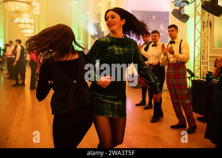 Die Neujahrsfeier, Edinburghs erste und originelle Hogmanay-Party, kehrt am 31. Dezember in den berühmten Assembly Room zurück © Chantal Guevara. Alle Rechte vorbehalten. Stockfoto