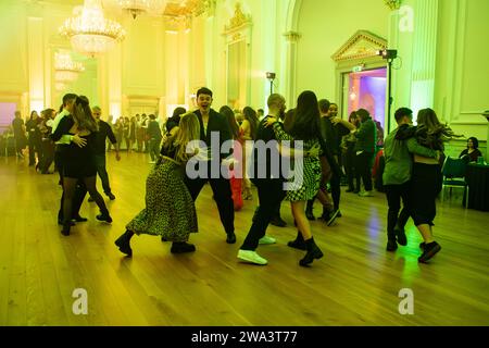 Die Neujahrsfeier, Edinburghs erste und originelle Hogmanay-Party, kehrt am 31. Dezember in den berühmten Assembly Room zurück © Chantal Guevara. Alle Rechte vorbehalten. Stockfoto