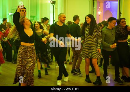 Die Neujahrsfeier, Edinburghs erste und originelle Hogmanay-Party, kehrt am 31. Dezember in den berühmten Assembly Room zurück © Chantal Guevara. Alle Rechte vorbehalten. Stockfoto