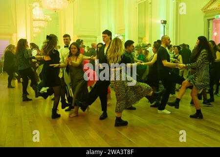 Die Neujahrsfeier, Edinburghs erste und originelle Hogmanay-Party, kehrt am 31. Dezember in den berühmten Assembly Room zurück © Chantal Guevara. Alle Rechte vorbehalten. Stockfoto