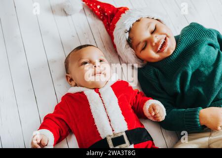 Bild von zwei lustigen Jungs, die weihnachtsoutfit tragen, Draufsicht Stockfoto