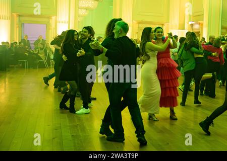 Die Neujahrsfeier, Edinburghs erste und originelle Hogmanay-Party, kehrt am 31. Dezember in den berühmten Assembly Room zurück © Chantal Guevara. Alle Rechte vorbehalten. Stockfoto