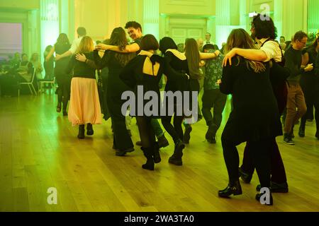 Die Neujahrsfeier, Edinburghs erste und originelle Hogmanay-Party, kehrt am 31. Dezember in den berühmten Assembly Room zurück © Chantal Guevara. Alle Rechte vorbehalten. Stockfoto