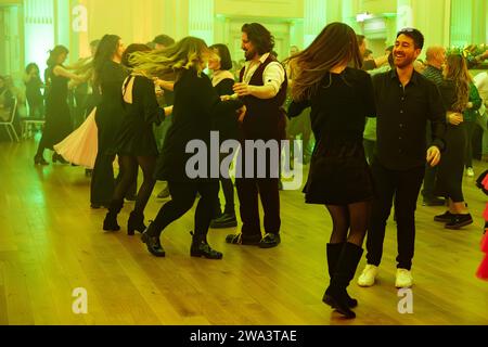 Die Neujahrsfeier, Edinburghs erste und originelle Hogmanay-Party, kehrt am 31. Dezember in den berühmten Assembly Room zurück © Chantal Guevara. Alle Rechte vorbehalten. Stockfoto