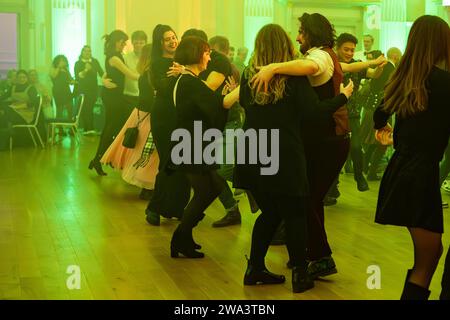 Die Neujahrsfeier, Edinburghs erste und originelle Hogmanay-Party, kehrt am 31. Dezember in den berühmten Assembly Room zurück © Chantal Guevara. Alle Rechte vorbehalten. Stockfoto