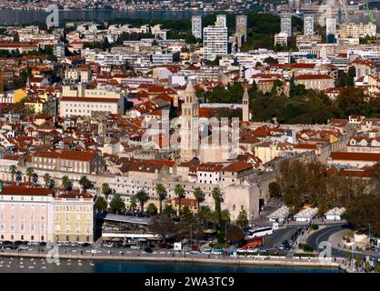 Blick aus der Vogelperspektive auf das Zentrum von Split, Kroatien, mit der Kathedrale des Heiligen Domnius (Sveti Duje) und dem Palast des Diokletians (Dioklecianova palaca). Stockfoto