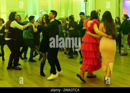 Die Neujahrsfeier, Edinburghs erste und originelle Hogmanay-Party, kehrt am 31. Dezember in den berühmten Assembly Room zurück © Chantal Guevara. Alle Rechte vorbehalten. Stockfoto