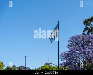 Wunderschöner Blick aus der Luft auf die argentinische Flagge, den Palast des argentinischen Nationalkongresses, in der Stadt Buenos Aires, Argentinien Stockfoto