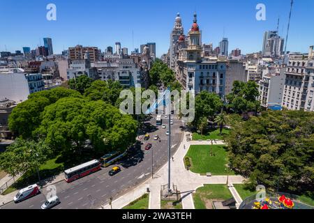 Wunderschöner Blick aus der Luft auf die argentinische Flagge, den Palast des argentinischen Nationalkongresses, in der Stadt Buenos Aires, Argentinien Stockfoto