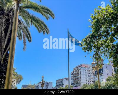 Wunderschöner Blick aus der Luft auf die argentinische Flagge, den Palast des argentinischen Nationalkongresses, in der Stadt Buenos Aires, Argentinien Stockfoto