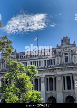 Wunderschöner Blick aus der Luft auf die argentinische Flagge, den Palast des argentinischen Nationalkongresses, in der Stadt Buenos Aires, Argentinien Stockfoto