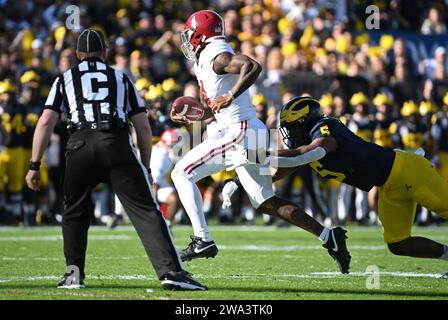 Pasadena, Usa. Januar 2024. Josaiah Stewart, Verteidiger von Michigan Wolverines, entführt Alabama Crimson Tide Quarterback Jalen Milroe im ersten Quartal des Rose Bowl NCAA-Fußballspiels 2024 im Rose Bowl in Pasadena, Kalifornien am Montag, 1. Januar 2024. Foto: Jon SooHoo/UPI Credit: UPI/Alamy Live News Stockfoto