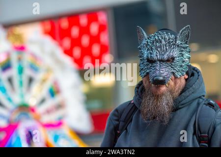 Philadelphia, Usa. Januar 2024. Während der Mummers Parade 2024 am 1. Januar 2024 in der Broad Street in Philadelphia, Pennsylvania, treten die Gruppen auf. William Thomas Cain/Alamy Live News Stockfoto