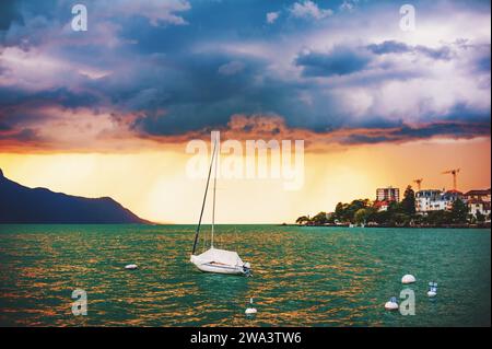 Sturm über dem Genfer See (Lac Leman) bei Sonnenuntergang, Montreux, Kanton Waadt; Schweiz Stockfoto