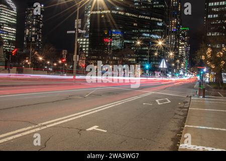 Nächtliche Autofahrten auf dem Rene Levesque Boulevard in Montreal, Quebec, Kanada Stockfoto
