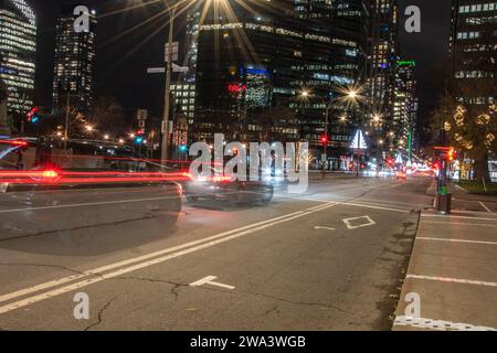 Nächtliche Autofahrten auf dem Rene Levesque Boulevard in Montreal, Quebec, Kanada Stockfoto