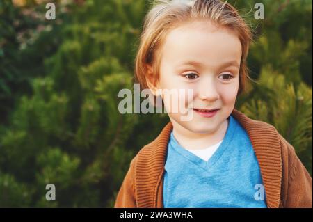 Outdoor-Porträt eines niedlichen kleinen Jungen Stockfoto