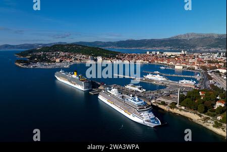 Der Blick aus der Vogelperspektive auf den Hafen und das Stadtzentrum in Split, Kroatien. Stockfoto