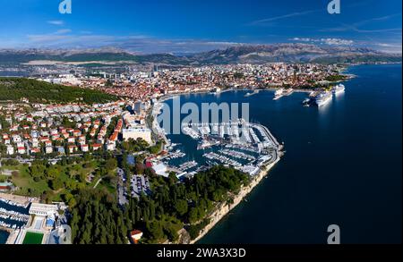 Der Blick aus der Vogelperspektive auf den Hafen und das Stadtzentrum in Split, Kroatien. Stockfoto