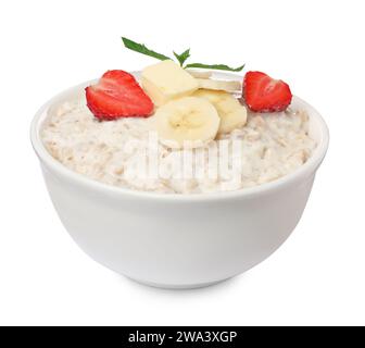 Leckeres gekochtes Haferflocken mit Banane und Erdbeere in Schüssel isoliert auf weiß Stockfoto