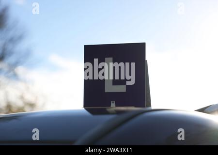 L-Schild auf dem Autodach im Freien. Fahrschule Stockfoto