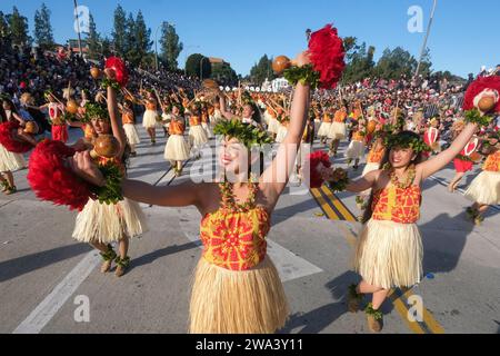 Los Angeles, Usa. Januar 2024. Na Koa Ali'i - Hawaii All State Marching Band tritt auf dem Colorado Boulevard während der 135. Rose Parade in Pasadena auf. Quelle: SOPA Images Limited/Alamy Live News Stockfoto