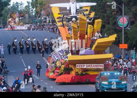 Los Angeles, Usa. Januar 2024. Der Wagen von American Honda „Keep Dreaming“ tritt auf dem Colorado Boulevard während der 135. Rose Parade in Pasadena auf. Quelle: SOPA Images Limited/Alamy Live News Stockfoto