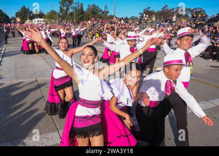 Los Angeles, Usa. Januar 2024. Mitglieder des Banda Municipal de Zarcero treten auf dem Colorado Boulevard während der 135. Rose Parade in Pasadena auf. Quelle: SOPA Images Limited/Alamy Live News Stockfoto