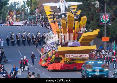 Los Angeles, Usa. Januar 2024. Der Wagen von American Honda „Keep Dreaming“ tritt auf dem Colorado Boulevard während der 135. Rose Parade in Pasadena auf. (Foto: Ringo Chiu/SOPA Images/SIPA USA) Credit: SIPA USA/Alamy Live News Stockfoto