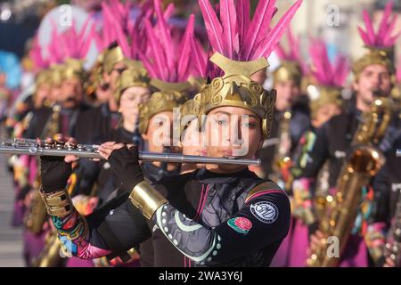 Los Angeles, Usa. Januar 2024. Mitglieder des Banda Municipal de Zarcero treten auf dem Colorado Boulevard während der 135. Rose Parade in Pasadena auf. (Foto: Ringo Chiu/SOPA Images/SIPA USA) Credit: SIPA USA/Alamy Live News Stockfoto