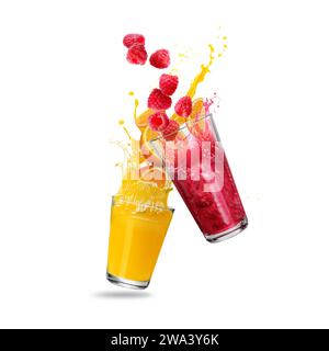 Frische Fruchtsäfte, die aus Gläsern auf weißem Hintergrund spritzen Stockfoto