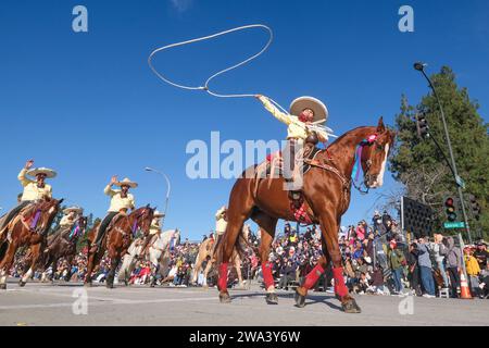 Los Angeles, Usa. Januar 2024. Das Los Hermanos Bañuelos Charro Team tritt auf dem Colorado Boulevard während der 135. Rose Parade in Pasadena auf. Quelle: SOPA Images Limited/Alamy Live News Stockfoto