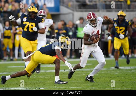 Pasadena, Usa. Januar 2024. Jalen Milroe, Quarterback von Alabama Crimson Tide, versucht im ersten Quartal des Rose Bowl NCAA-Fußballspiels 2024 im Rose Bowl in Pasadena, Kalifornien, 2024 den Defensivverteidiger Rod Moore aus Michigan Wolverines auszuweichen. Foto: Jon SooHoo/UPI Credit: UPI/Alamy Live News Stockfoto