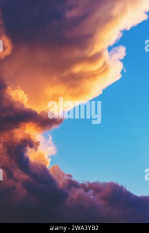 Nahaufnahme einer großen Sturmwolke bei Sonnenuntergang Stockfoto