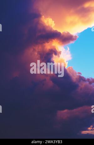 Nahaufnahme einer großen Sturmwolke bei Sonnenuntergang Stockfoto