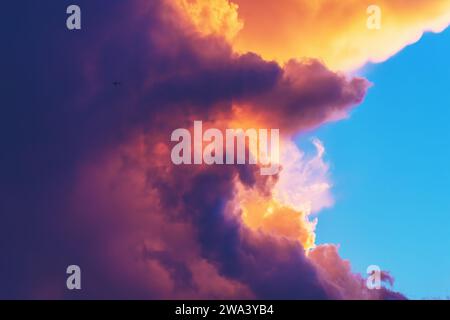 Nahaufnahme einer großen Sturmwolke bei Sonnenuntergang Stockfoto