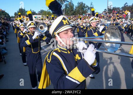 Los Angeles, Usa. Januar 2024. Die Marching Band der University of Michigan tritt auf dem Colorado Boulevard während der 135. Rose Parade in Pasadena auf. (Foto: Ringo Chiu/SOPA Images/SIPA USA) Credit: SIPA USA/Alamy Live News Stockfoto