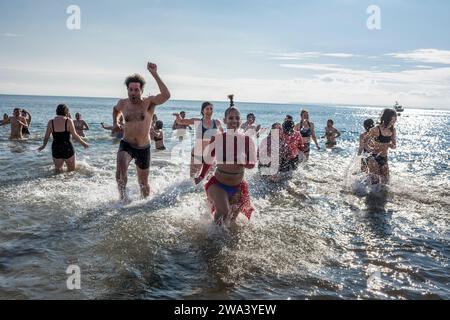 Brooklyn, New York - 1. Januar 2024: Gruppe läuft aus dem Ozean, Coney Island Polar Bear New Year Day Plunge. Stockfoto